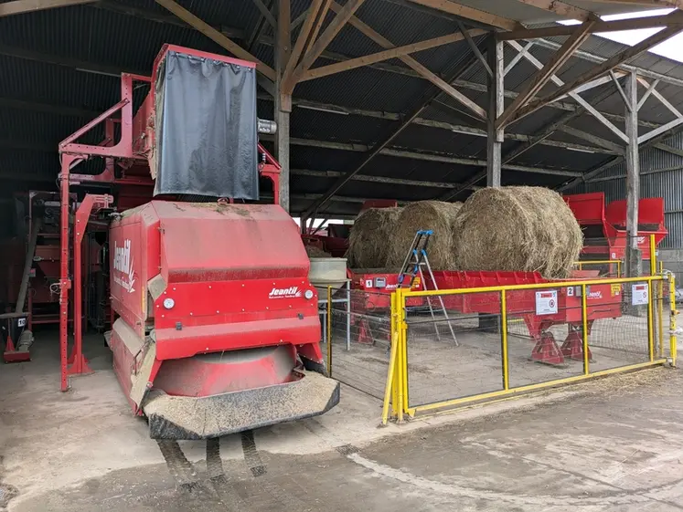 <em class="placeholder">Installé sous un hangar existant à proximité des silos d&#039;ensilage, la cuisine du robot Jeantil comporte des stockeurs et trémies pour chaque ingrédient des rations.</em>