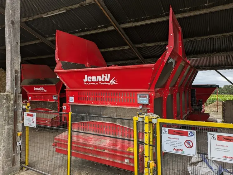 <em class="placeholder">Le stockeur dédié à l&#039;ensilage de maïs peut recevoir 11 tonnes de matière, de quoi assurer une autonomie de trois jours.</em>
