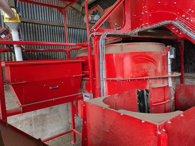 <em class="placeholder">La mélangeuse à poste fixe permet d&#039;anticiper la préparation de la ration avant de charger le robot de distribution. </em>