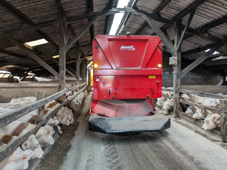 <em class="placeholder">L&#039;automate Jeantil R4D4 embarque 4 m3 de ration qu&#039;il peut distribuer à gauche ou à droite à l&#039;aide de son tapis transversal. </em>