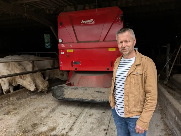 <em class="placeholder">Jean-Pierre Pinsault, éleveur à Gévezé en Ille-et-Vilaine. «Le robot d&#039;alimentation est beaucoup plus précis et efficace qu&#039;une distribution au bol.»</em>