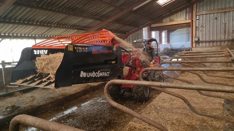 <em class="placeholder">La pailleuse à turbine sur valet de ferme répond aux besoins des éleveurs qui utilisent de la paille non broyée accumulée à l’avant des logettes.</em>