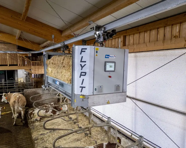 <em class="placeholder">Le robot de paillage Flypit de Boumatic existe en version pailleuse suspendue équipée d&#039;un démêleur pour accueillir une balle ou en version wagon de distribution ...</em>