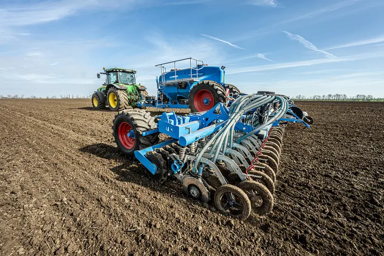 <em class="placeholder">Semoir en lignes Lemken Solitair ST</em>