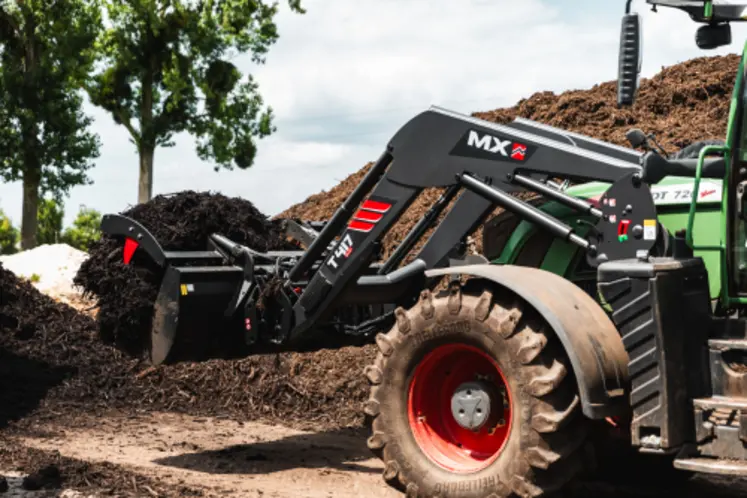<em class="placeholder">Chargeur frontal MX T400evo sur tracteur agricole Fendt 720 Vario</em>
