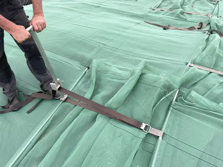 <em class="placeholder">Principe de tension du système de bâchage par filets Silage Safe de CBS Béton </em>