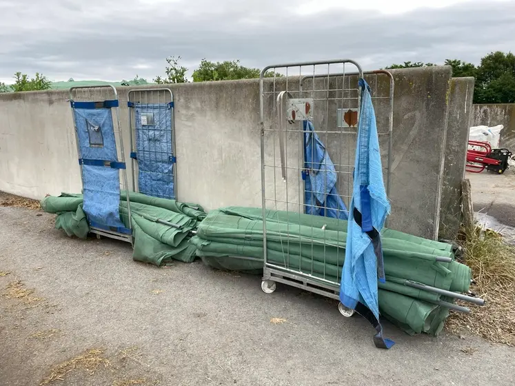 <em class="placeholder">Filets du système de bâchage Silage Safe de CBS Béton rangés dans des conteneurs à roulettes.</em>
