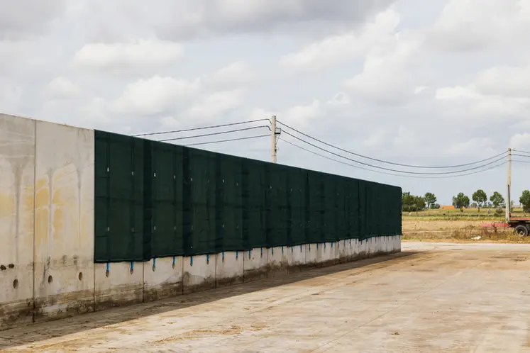<em class="placeholder">Fixation sur les murs des sangles de tension des filets du dispositif de couverture AgriSeal de Cobefa </em>