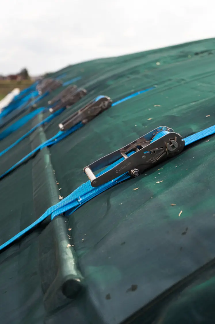 <em class="placeholder">Tendeurs en Inox des sangles du dispositif de couverture AgriSeal de Cobefa </em>