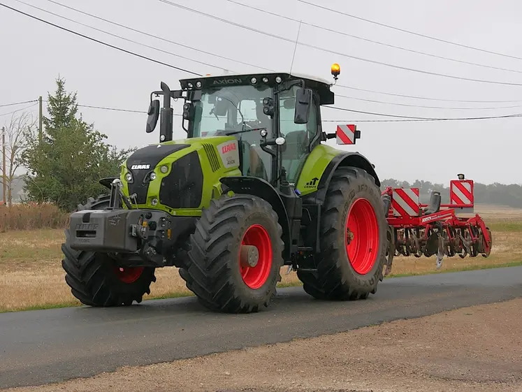 <em class="placeholder">Tracteur agricole standard Claas Axion 800</em>