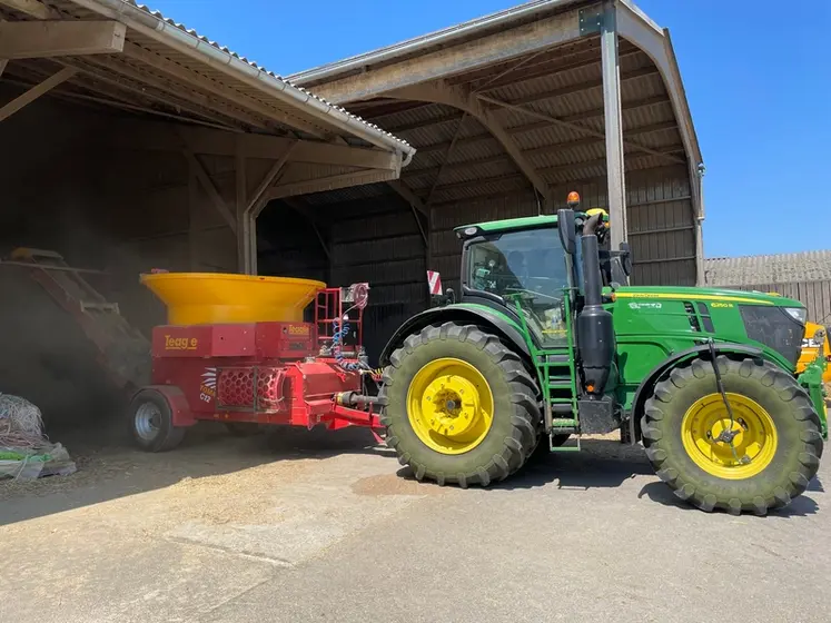 <em class="placeholder">Tracteur agricole standard John Deere 6R 250</em>