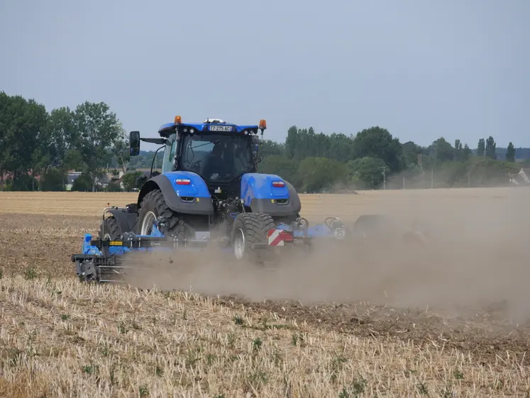 <em class="placeholder">Tracteur agricole standard  275 ch New Holland Déchaumeur à disques indépendants Fieldbird Rabe</em>