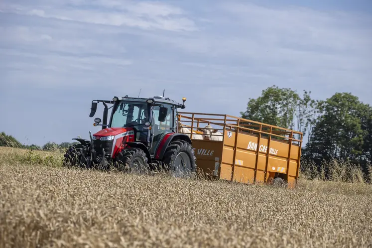 Tracteur Massey Ferguson MF 5M avec une bétaillère