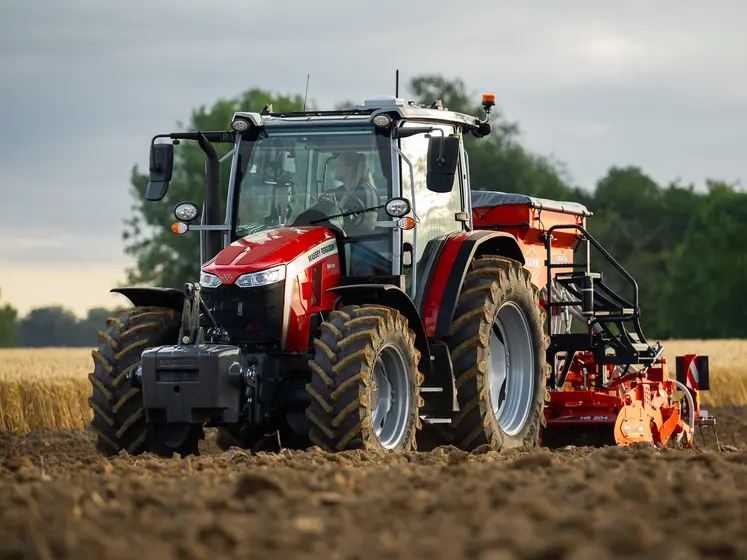 Tracteur Massey Ferguson 5M avec combiné de semis Kuhn au travail