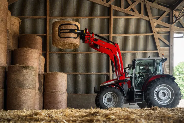 Tracteur Massey Ferguson 5M avec chargeur frontal à la manutention de balles rondes de foin