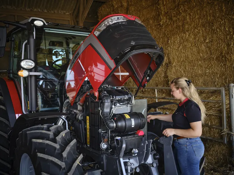 Tracteur Massey Ferguson MF 5M avec le capot ouvert