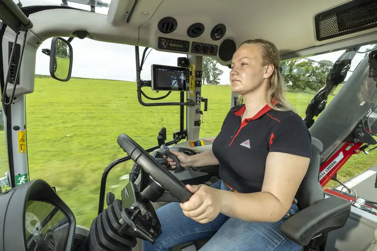Vue intérieure de la cabine du tracteur Massey Ferguson 5M