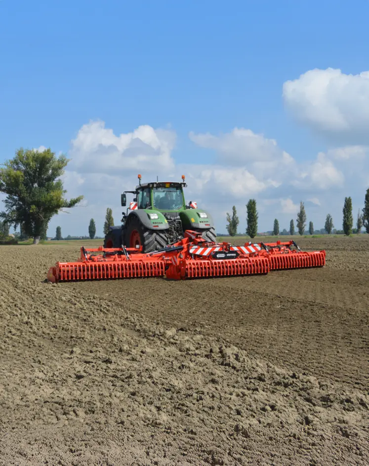 <em class="placeholder">Herse rotative repliable en 3 parties Maschio Gaspardo Jumbo X en plein action dans une parcelle.</em>