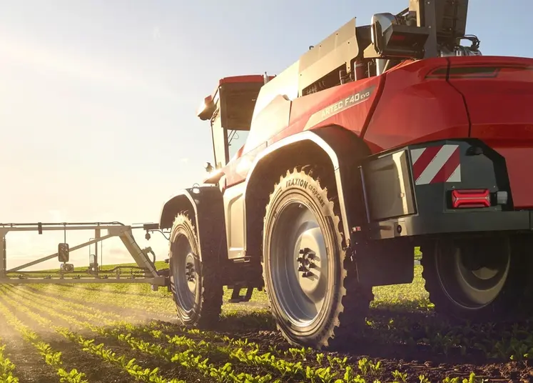 <em class="placeholder">Pulvérisateur automoteur Artec F40 Evo équipé de pneus Vredestein Traxion CropCare, en train de pulvériser un champ au lever ou coucher du soleil. La rampe de ...</em>