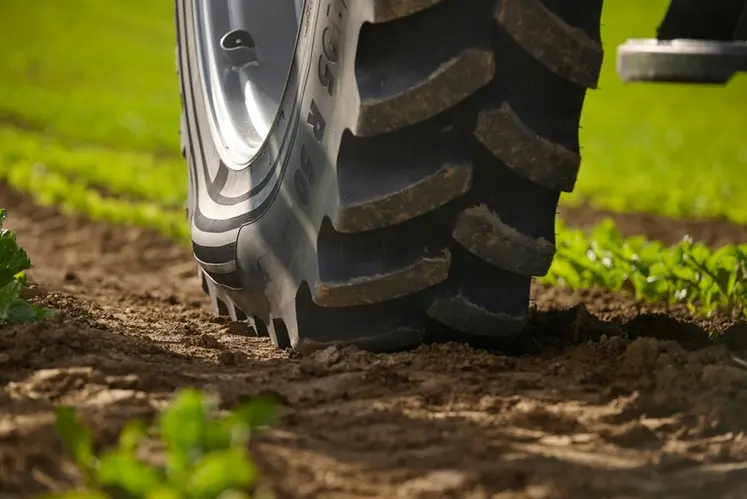 <em class="placeholder">Pneumatique Vredestein Traxion CropCare roulant sur un sol agricole.</em>