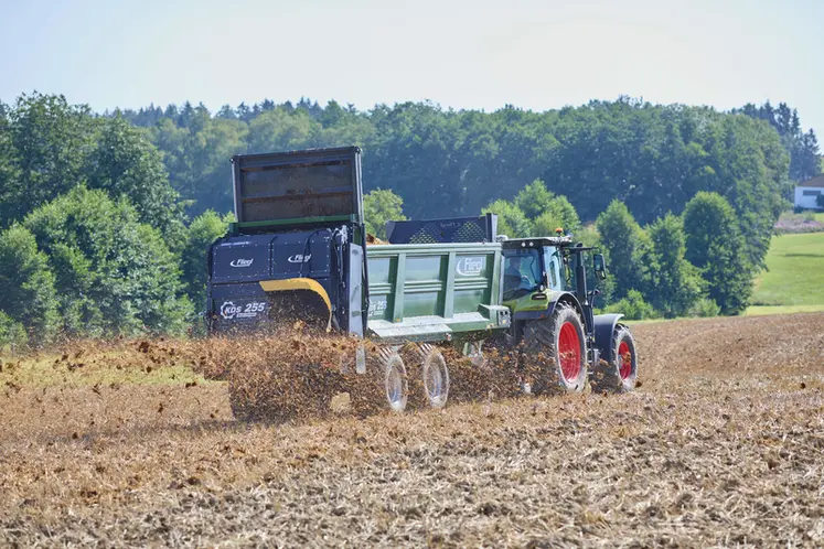 <em class="placeholder">Epandeur à fumier Fliegl KDS 255 Muck Control derrière un tracteur Claas en action.</em>