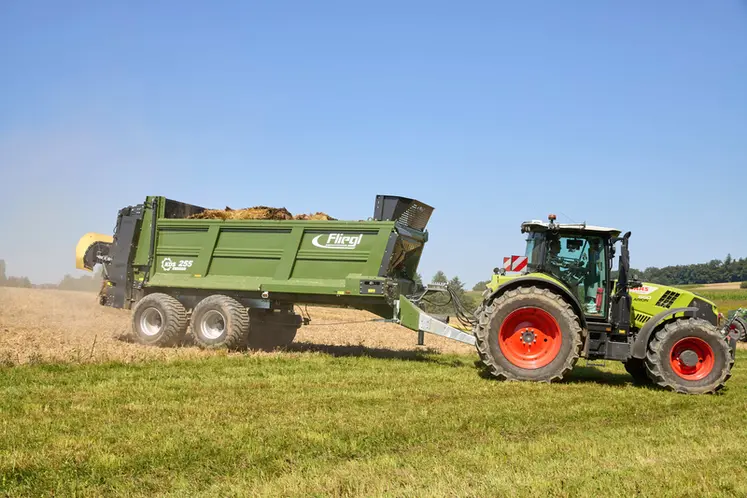 <em class="placeholder">Epandeur à fumier Fliegl KDS 255 Muck Control derrière un tracteur Claas en bordure de parcelle.</em>
