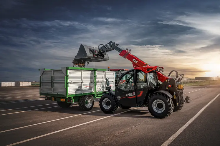 <em class="placeholder">Chariot télescopique Case IH Farmift 626 chargeant de la matière dans une remorque à un essieu.</em>