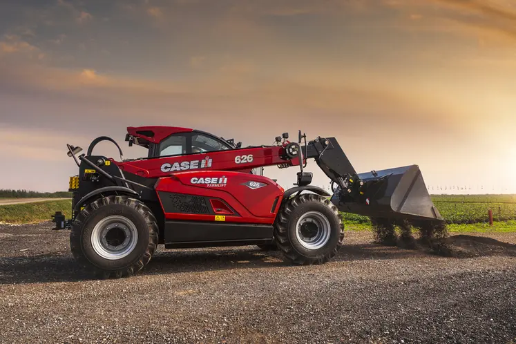 <em class="placeholder">Chariot télescopique Case IH Farmlift 626 de profil.</em>