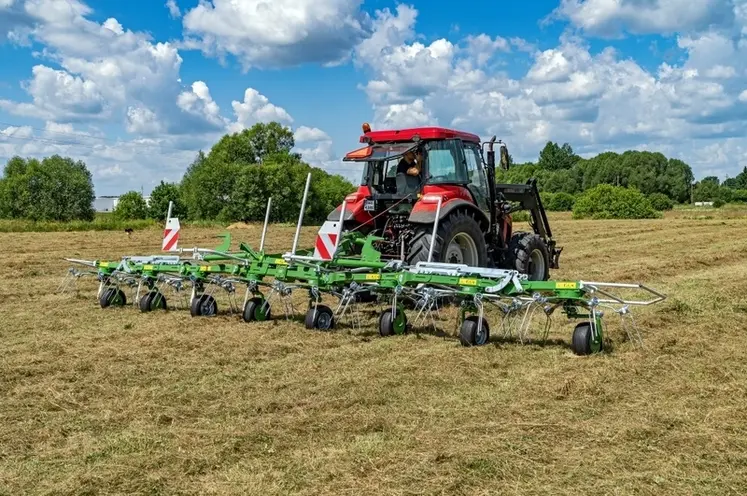 <em class="placeholder">La nouvelle faneuse portée PWP 900 de Pronar travaille sur une largeur de 9 m. </em>