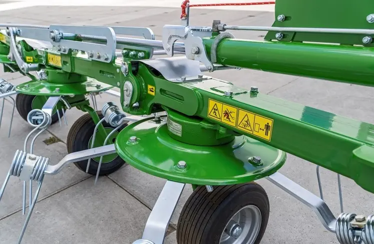<em class="placeholder">La nouvelle faneuse portée PWP 900 de Pronar dispose d&#039;un entraînement par engrenage sans entretien.</em>