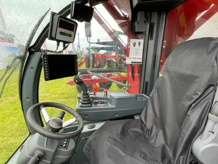 <em class="placeholder">Les mélangeuses automotrices Sitrex proposent une cabine avec des commandes principalement regroupées sur le joystick et un grand écran tactile. </em>