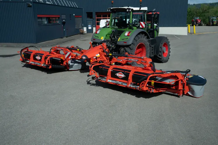 <em class="placeholder">Groupe de fauche Kuhn FC 9830 RA avec tapis groupeur sur tracteur Fendt</em>