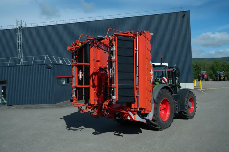 <em class="placeholder">Groupe de fauche Kuhn FC 9830 RA avec tapis groupeur en position repliée sur tracteur Fendt</em>
