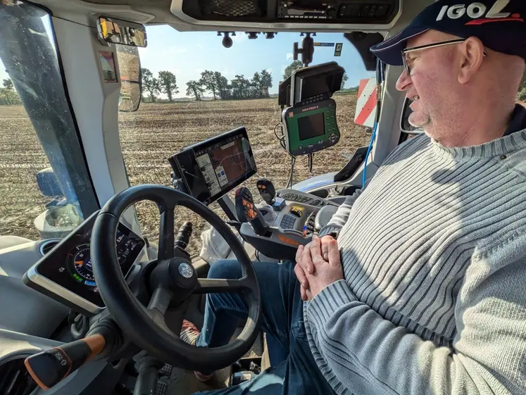 <em class="placeholder">Gilles Heluard, agriculteur à Ploërmel dans le Morbihan, dans la cabine de son tracteur New Holland</em>