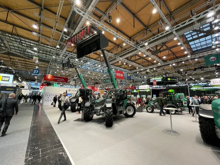 <em class="placeholder">chargeur télescopique Kramer KT316 au salon Eurotier</em>