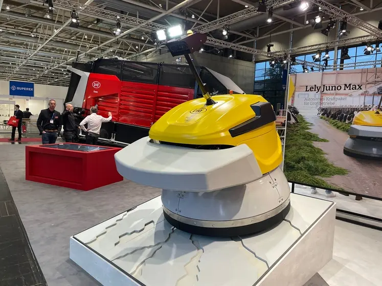 <em class="placeholder">Robot repousse-fourrage Lely Juno Max au salon Eurotier</em>