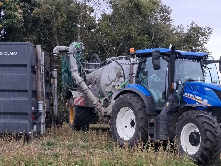 <em class="placeholder">Chargement de la tonne à lisier Joskin à partir du caisson Agroland sur un chantier d&#039;épandage de digestat de l&#039;unité de méthanisation Méthano située à Noth dans la ...</em>