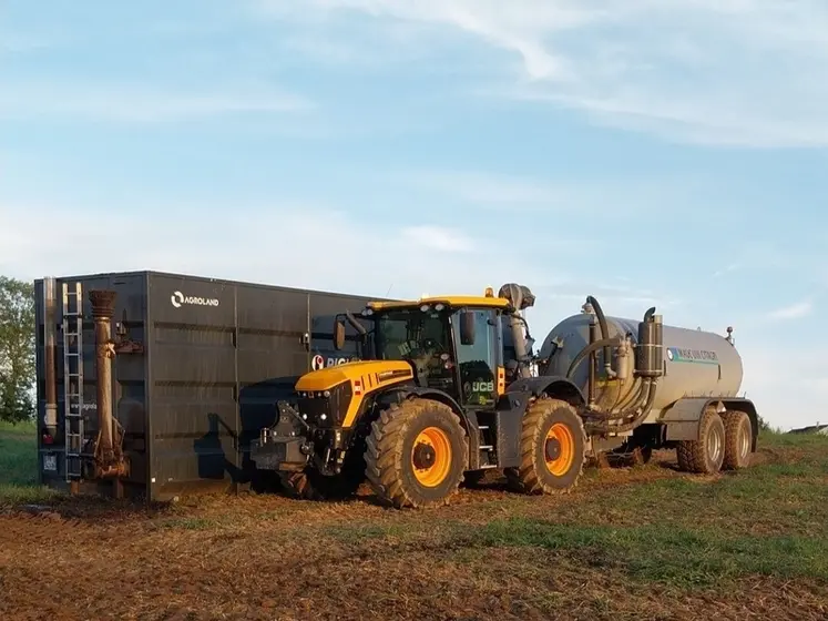 <em class="placeholder">Caisson à lisier Agroland et tracteur JCB Fastrac avec tonne à lisier Joskin de l&#039;unité de méthanisation Méthano située à Noth dans la Creuse</em>