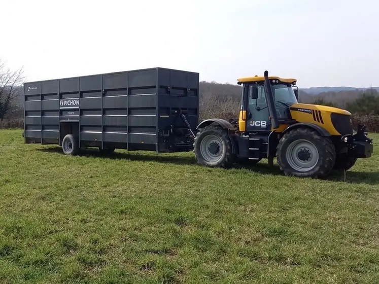 <em class="placeholder">Caisson à lisier Agroland Pichon attelé sur le tracteur JCB Fastrac de l&#039;unité de méthanisation Méthano située à Noth dans la Creuse</em>