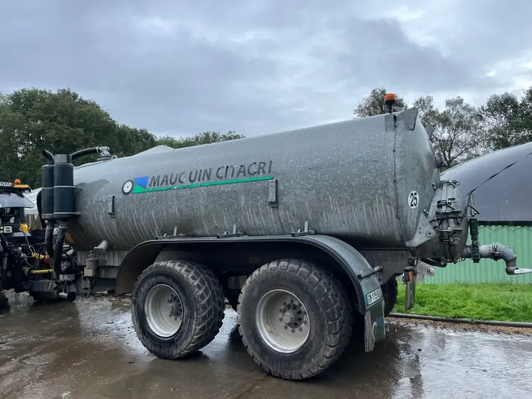 <em class="placeholder">Tonne à lisier Maugin Citagri de 18 000 litres de l&#039;unité de méthanisation Méthan située à Noth dans la Creuse </em>