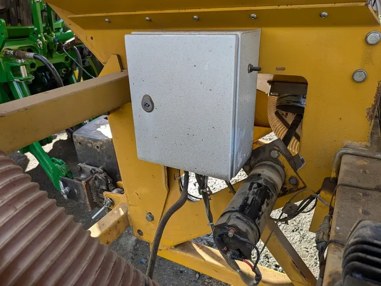 <em class="placeholder">Boîtier électronique sur la trémie Alpego adaptée en attelage frontal par Samuel Alix</em>
