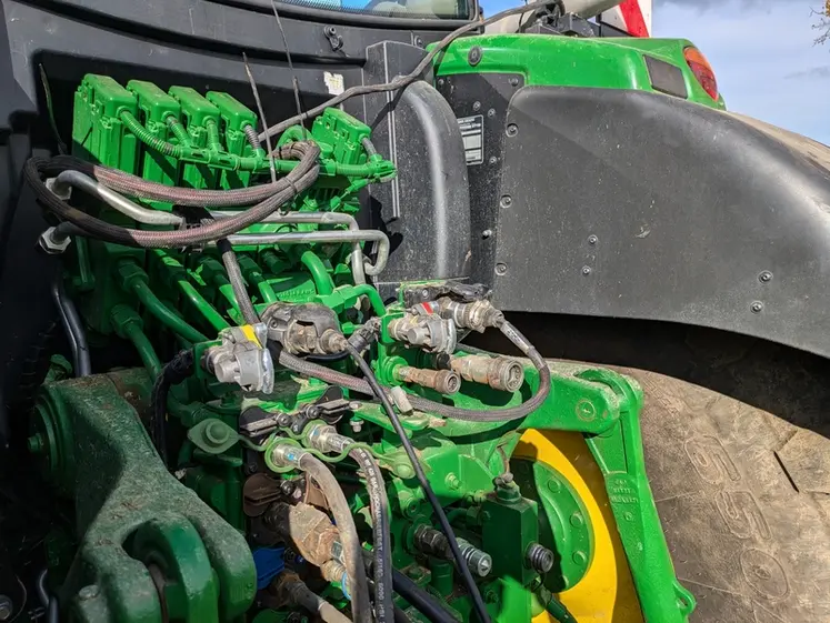 <em class="placeholder">Vue du raccordement du faisceau Isobus de la trémie frontale Alpego sur la prise Isobus du tracteur John Deere 6R 195</em>