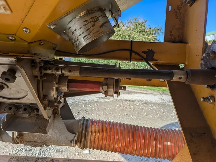 <em class="placeholder">Liaison entre le moteur électrique et le doseur de la trémie frontale Alpego réalisée avec un flexible hydraulique</em>