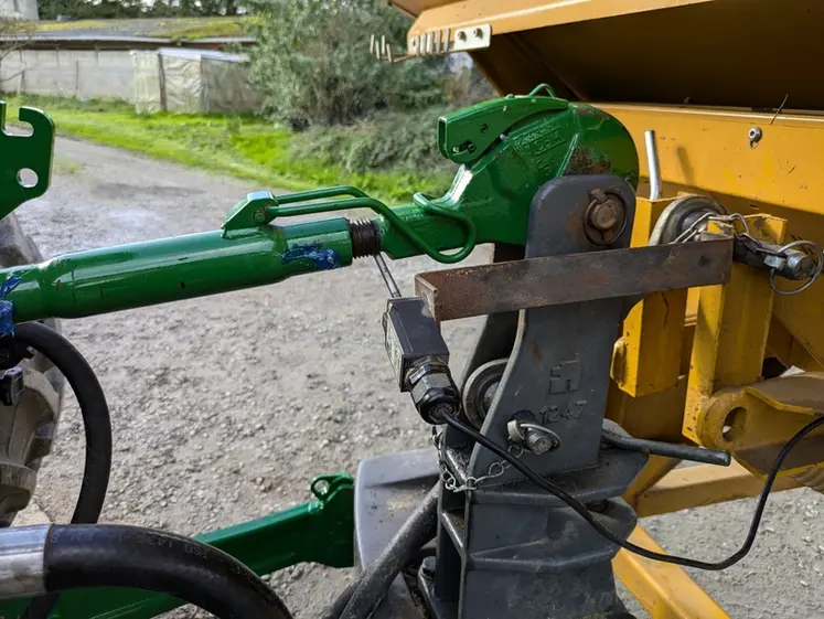 <em class="placeholder">Capteur de position sur le troisième point du relevage avant du tracteur John Deere 6R 195</em>