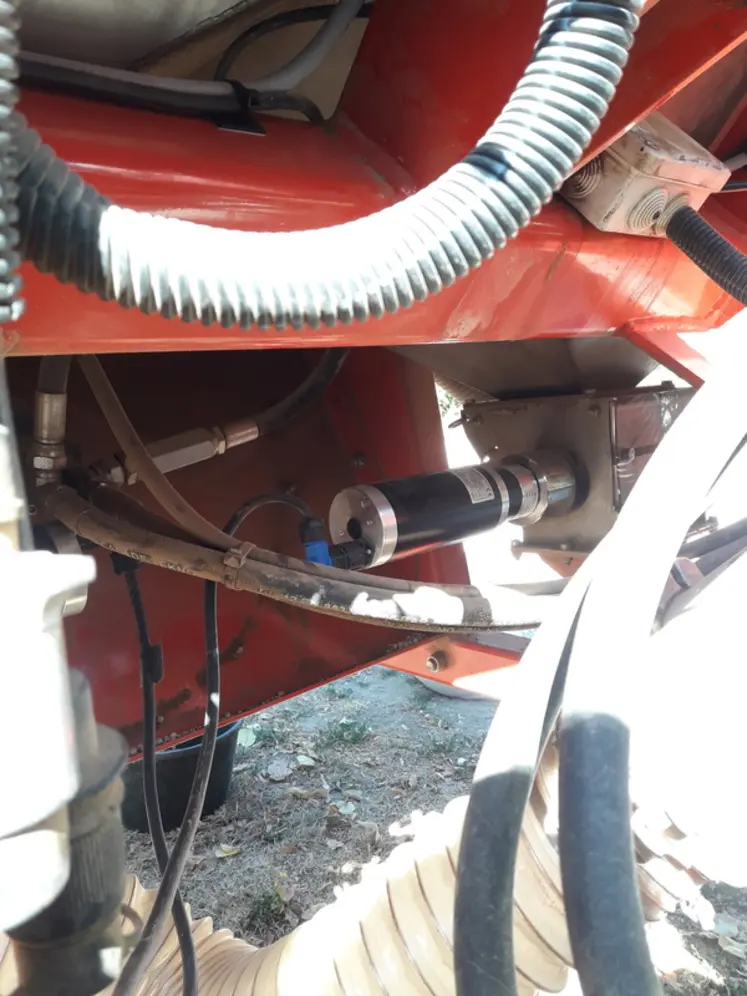<em class="placeholder">Trémie frontale équipée de deux doseurs animés par des moteurs électriques ajoutés ultérieurement</em>