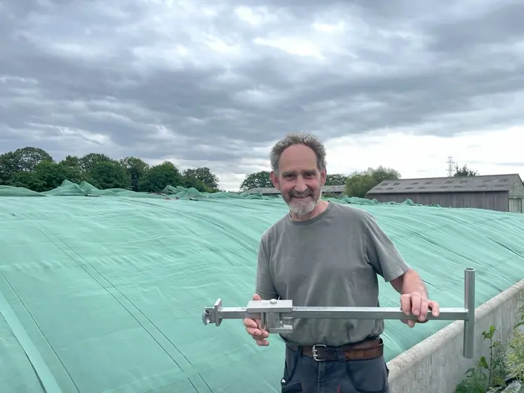 Charles Rémy, agriculteur dans la Sarthe, devant son tas d'ensilage couvert avec le système de bâchage par filets Silage Safe de CBS Béton