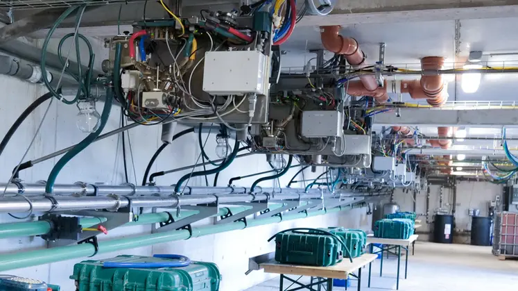 <em class="placeholder">Conduites de lait en sous-sol des robots de traite DairyRobot R9650 de GEA </em>