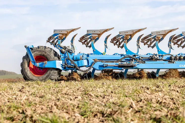 <em class="placeholder">Charrue monoroue Lemken Diamant 18 derrière tracteur John Deere </em>