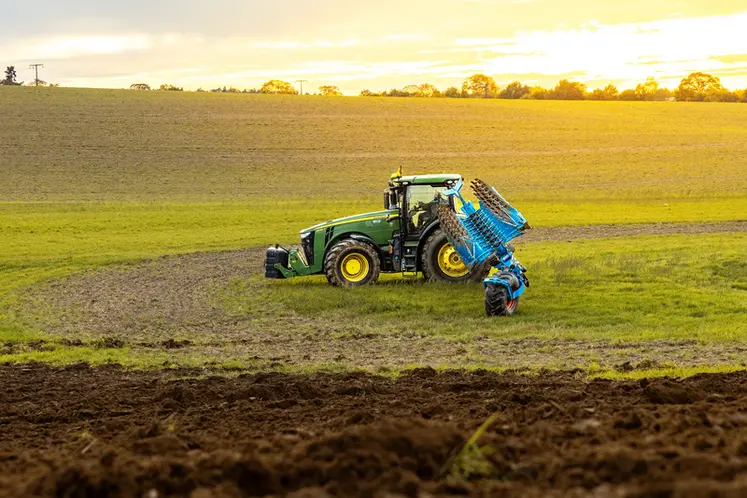 <em class="placeholder">Charrue monoroue Lemken Diamant 18 derrière tracteur John Deere </em>