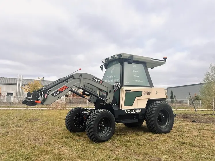 <em class="placeholder">tracteur électrique compact Sabi Agri Volcam équipé d&#039;un chargeur frontal MX</em>